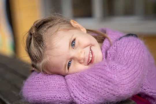 Tomine smiler, i rosa genser