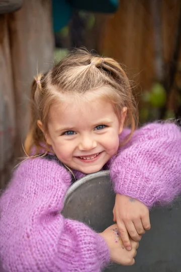 Tomine i rosa genser