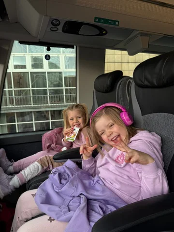 Tomine på toget med storesøster